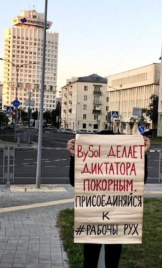 Изображение к материалу: Чем сильнее бить диктатора по синим пальцам, тем быстрее они разожмутся